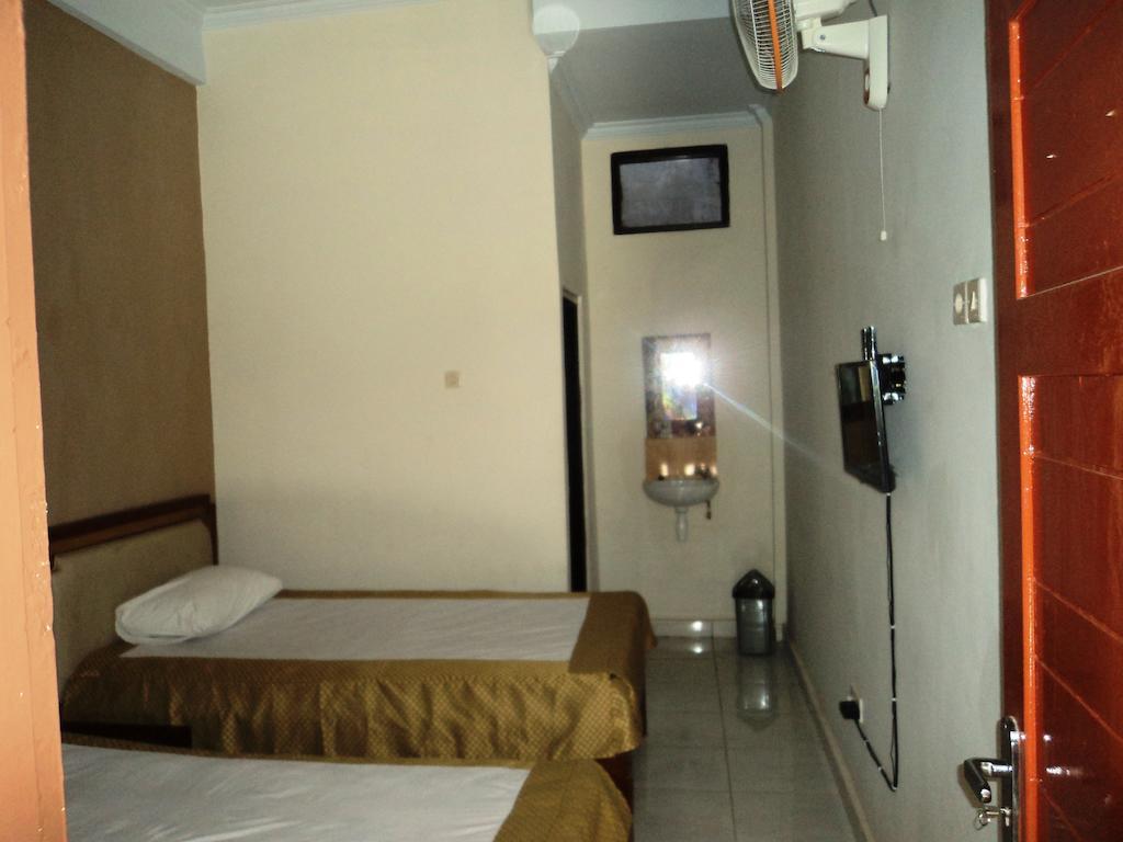 Hotel Sentral Pabean Buleleng Habitación foto